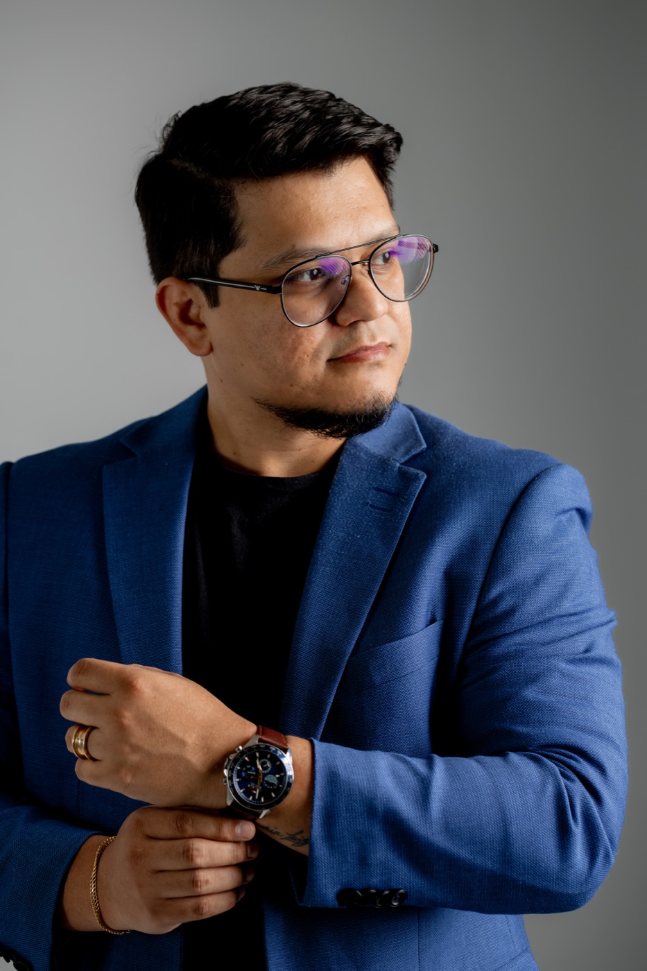 Andrey Alencar sentado, em ambiente de escritório
