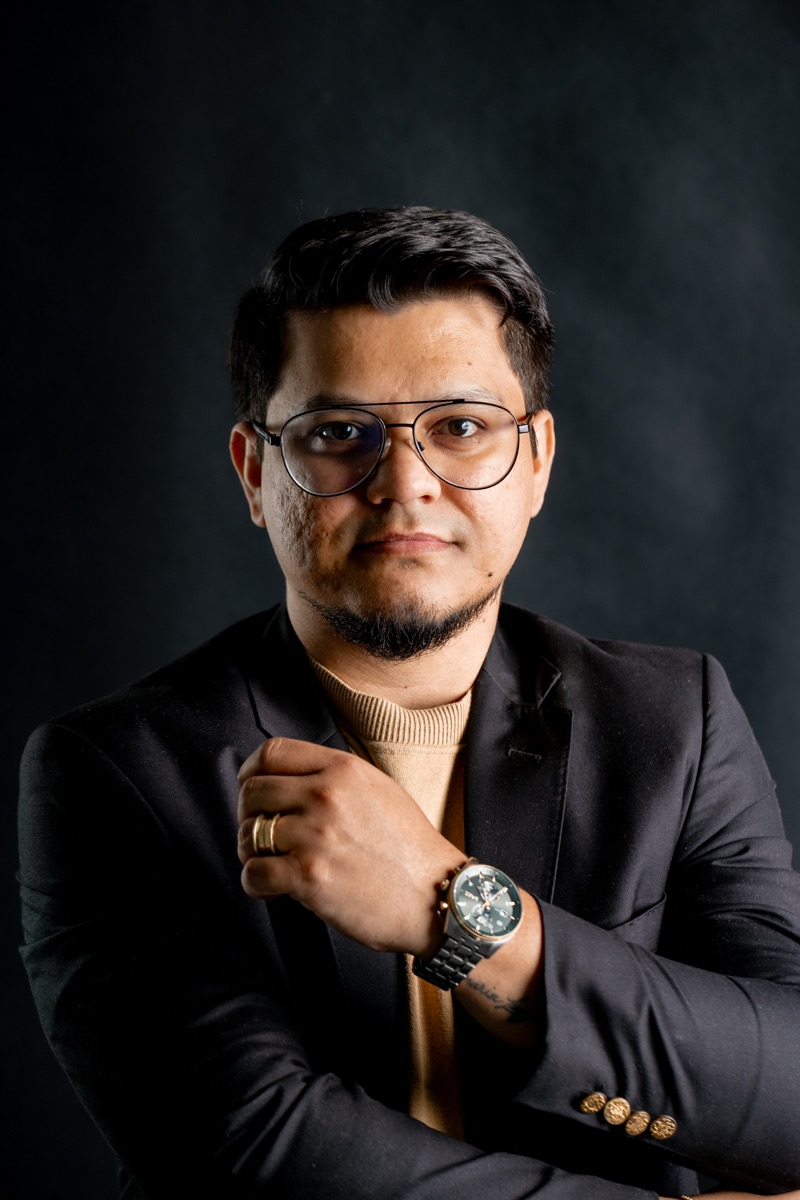 Andrey Alencar, advogado, em retrato com fundo escuro
